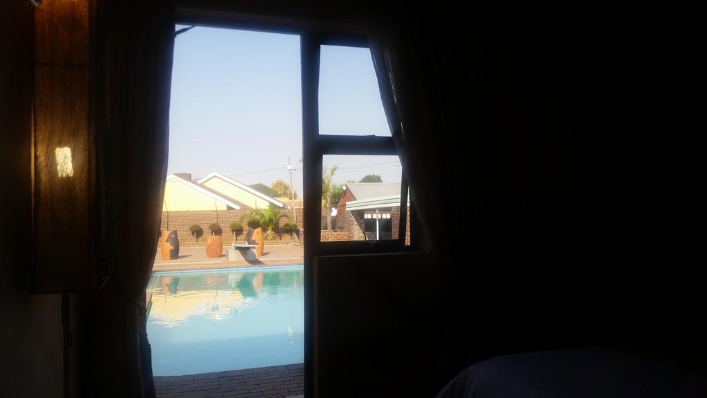 African Phoenix Guest Lodge Kempton Park Exterior foto