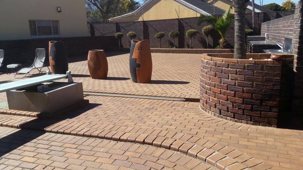 African Phoenix Guest Lodge Kempton Park Exterior foto