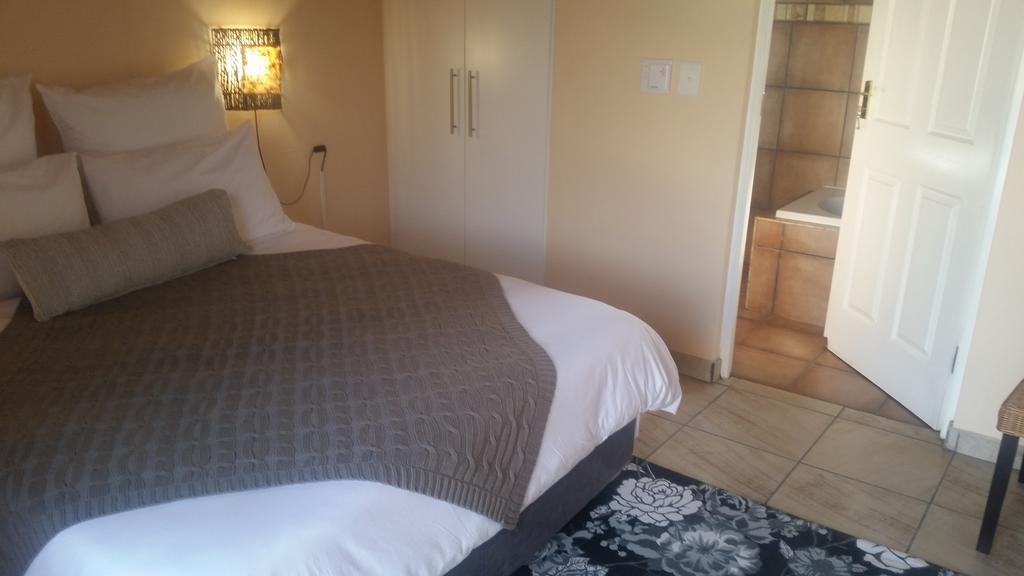 African Phoenix Guest Lodge Kempton Park Exterior foto