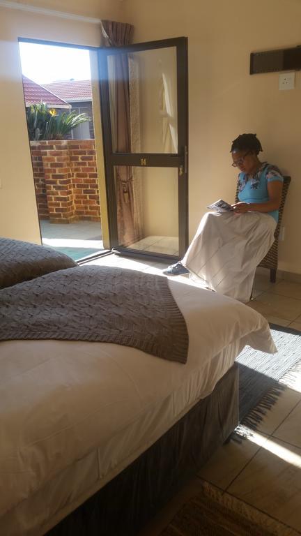 African Phoenix Guest Lodge Kempton Park Exterior foto