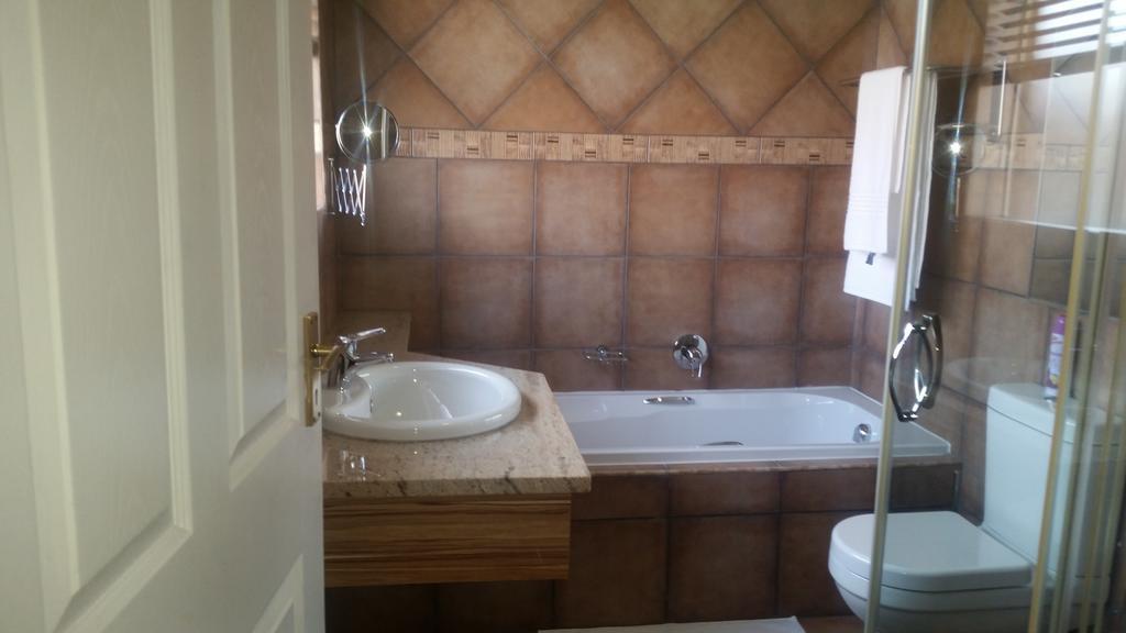 African Phoenix Guest Lodge Kempton Park Exterior foto