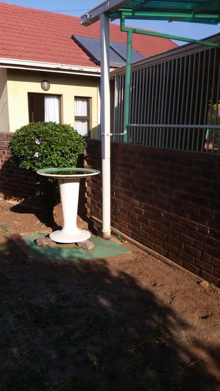 African Phoenix Guest Lodge Kempton Park Exterior foto