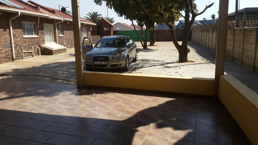 African Phoenix Guest Lodge Kempton Park Exterior foto