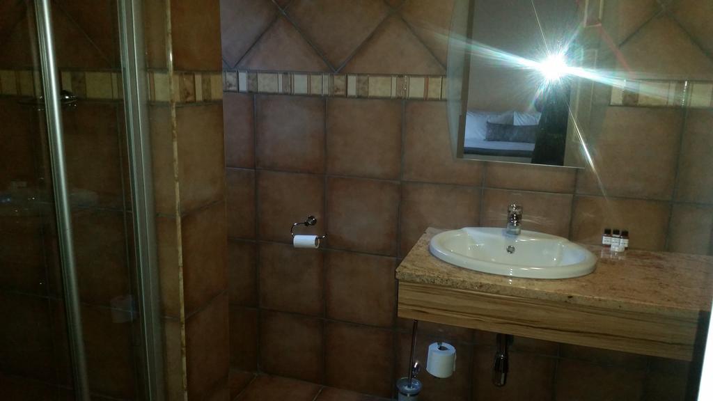 African Phoenix Guest Lodge Kempton Park Exterior foto