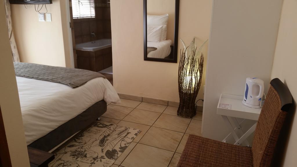 African Phoenix Guest Lodge Kempton Park Exterior foto
