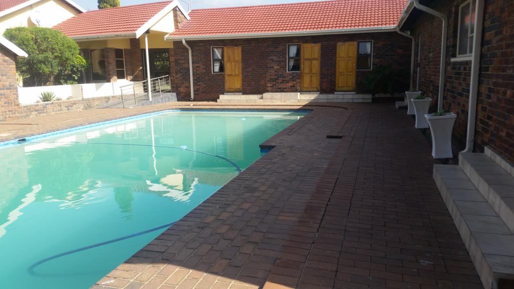 African Phoenix Guest Lodge Kempton Park Exterior foto