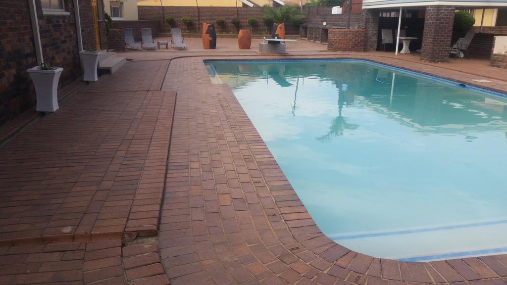 African Phoenix Guest Lodge Kempton Park Exterior foto