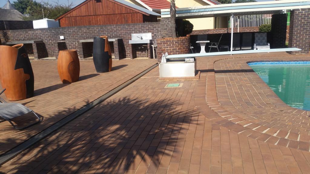 African Phoenix Guest Lodge Kempton Park Exterior foto