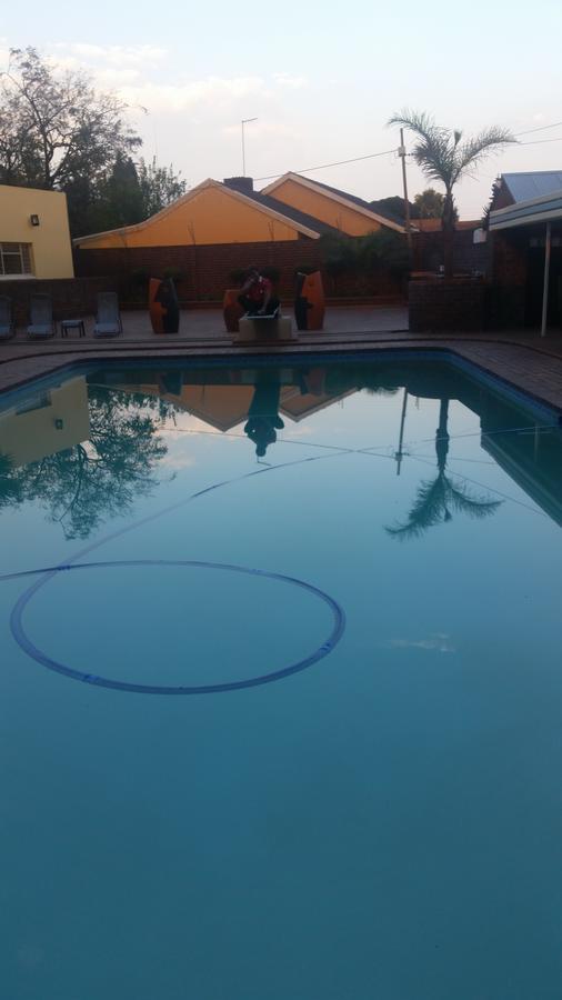 African Phoenix Guest Lodge Kempton Park Exterior foto